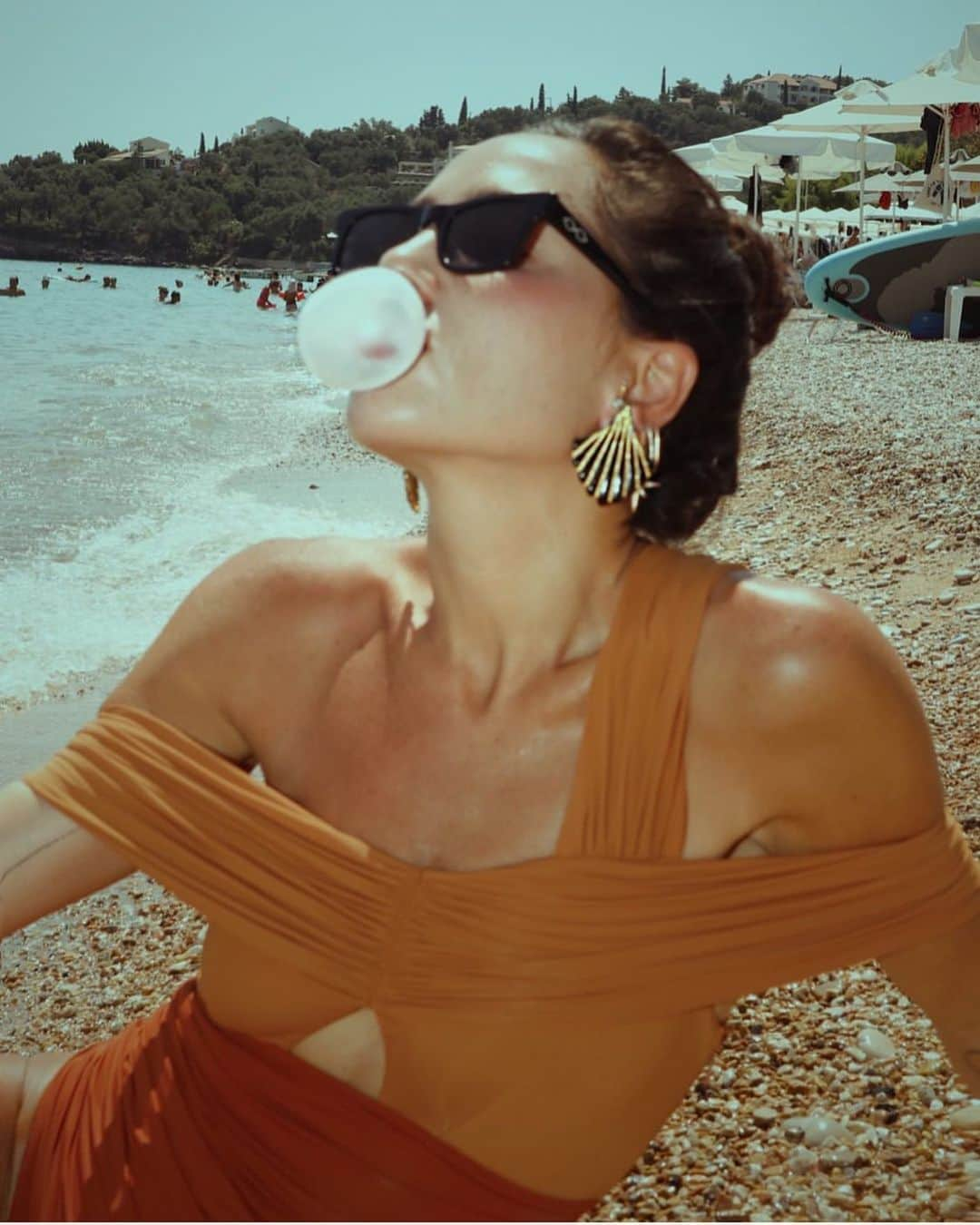 SELF PORTRAITさんのインスタグラム写真 - (SELF PORTRAITInstagram)「This is how summer should look!  @dana.hourani in our TAN DRAPED SWIMSUIT during her holiday in Greece」8月15日 0時16分 - mrselfportrait