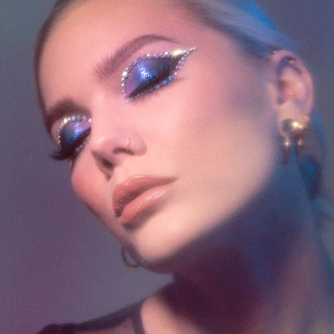 Linda Hallbergさんのインスタグラム写真 - (Linda HallbergInstagram)「Are you also obsessed with all the makeup looks in HBO’s Euphoria?  I did my own version of one of Maddys glittery eyes! And you know what! Video will be up tomorrow ✨✨ (makeup artist cred @kirinrider @donni.davy )  Product meltdown  Base @natashadenona Foundation X + @lindahallbergcosmetics Infinity Filter Light @lindahallbergcosmetics Infinity Palette – Virgio  Eyes @lindahallbergcosmetics Atria Flash Crayon @lindahallbergcosmetics Infinity Palette @lindahallbergcosmetics Infinity Deep Palette – fornax Rhinestones @urbandecaycosmetics Troublemaker mascara @lindahallbergcosmetics Infinity Palette  Lips @hudabeauty Cream Lipstick Day Slayer」8月15日 0時16分 - lindahallberg