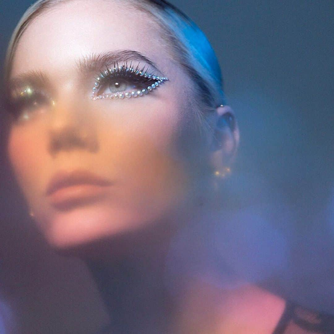 Linda Hallbergさんのインスタグラム写真 - (Linda HallbergInstagram)「Are you also obsessed with all the makeup looks in HBO’s Euphoria?  I did my own version of one of Maddys glittery eyes! And you know what! Video will be up tomorrow ✨✨ (makeup artist cred @kirinrider @donni.davy )  Product meltdown  Base @natashadenona Foundation X + @lindahallbergcosmetics Infinity Filter Light @lindahallbergcosmetics Infinity Palette – Virgio  Eyes @lindahallbergcosmetics Atria Flash Crayon @lindahallbergcosmetics Infinity Palette @lindahallbergcosmetics Infinity Deep Palette – fornax Rhinestones @urbandecaycosmetics Troublemaker mascara @lindahallbergcosmetics Infinity Palette  Lips @hudabeauty Cream Lipstick Day Slayer」8月15日 0時16分 - lindahallberg