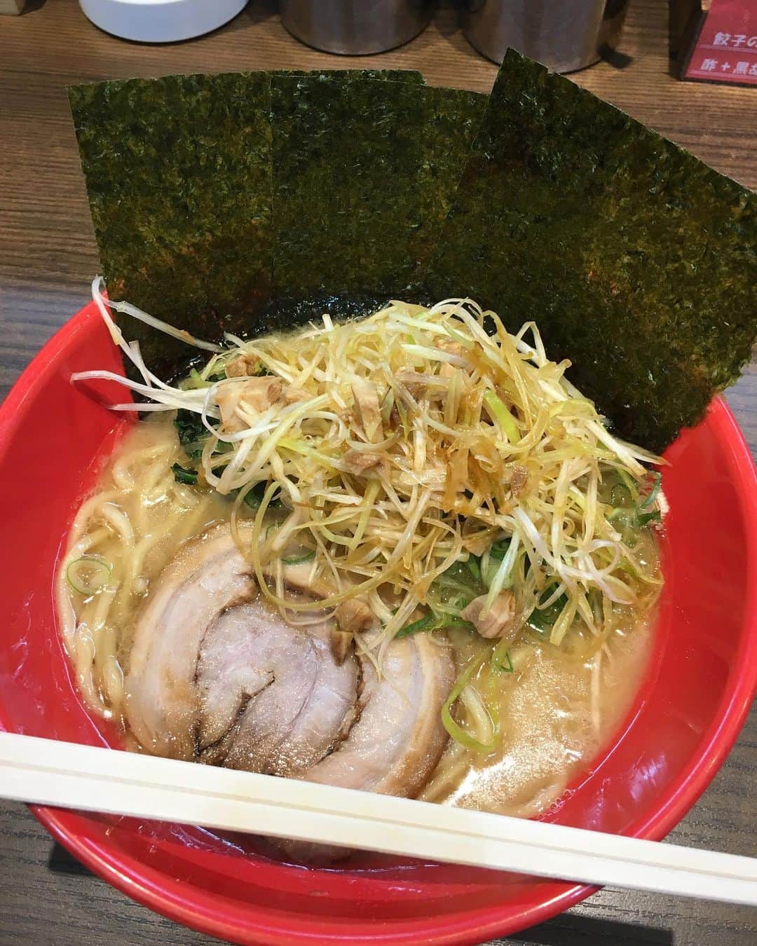 黒山健一さんのインスタグラム写真 - (黒山健一Instagram)「食の旅❗️ たま〜に、食べたくなるラーメン❗️ 白ネギ豚骨味噌ラーメンに、ネギをトッピング❗️ トッピングした青ネギの量が、想像以上でビックリしました❗️ 最初から、最後まで美味かった❗️ #食の旅 #ラーメン #豚骨味噌 #ネギトッピング」8月15日 0時17分 - kenichi_kuroyama