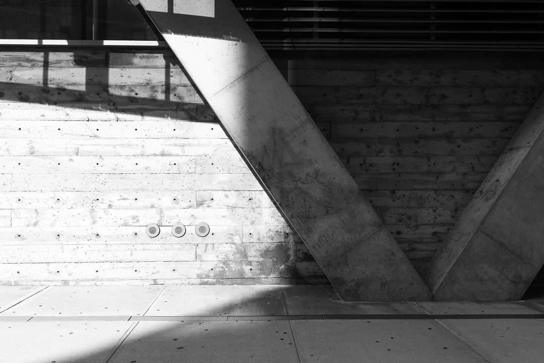 イサオラのインスタグラム：「5:36pm  41 Cooper Square by Thom Mayne #greenbuilding #41coopersquare  @morphosisarchitects  @benlachy pic with a Canon 6d + Canon 16-35 2.8 mark iii Shutter: 1/320 Aperture: f8 ISO: 100  #locationscout」