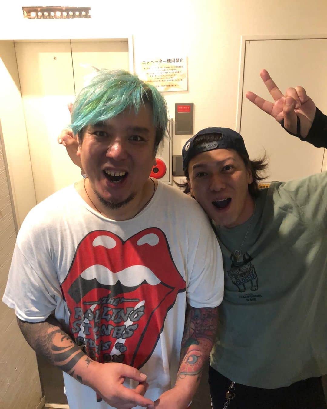 HIROSHIのインスタグラム：「こないだUZMKのライブを観てきた。 UZMKじゃないダッチ君のライブも観てる。 けど 何時も思う事が この人は同一人物なん!? ってほんま何回も思う。。。 どのステージに立ってもダッチ君は自分のグルーヴを出してる。  ほんまに凄い。 俺ももっともっと頑張らないと。 って 勇気もらえた1日でした。  ありがとうございました♪」
