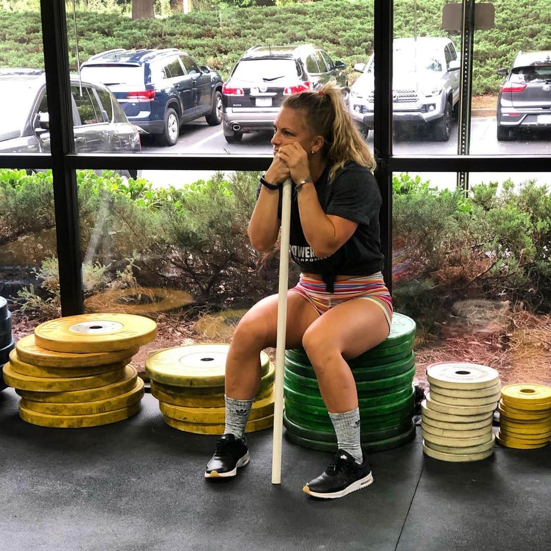 モーガン・キングのインスタグラム：「Wednesday’s trainings have me reevaluating nearly every life decision made up until til point. What I do know however is when I feel this way, I choose to show up anyway. I choose every single day to give thanks for the ability to create a life that I can be proud of. Whatever you choose to spend your life doing, do it well. Good days or bad, show up anyway. Let’s be great. • • • #weightlifting #showup #letsbegreat #teamusa #worldprep #powerandgraceperformance #usaw 📸: @elysefergs」
