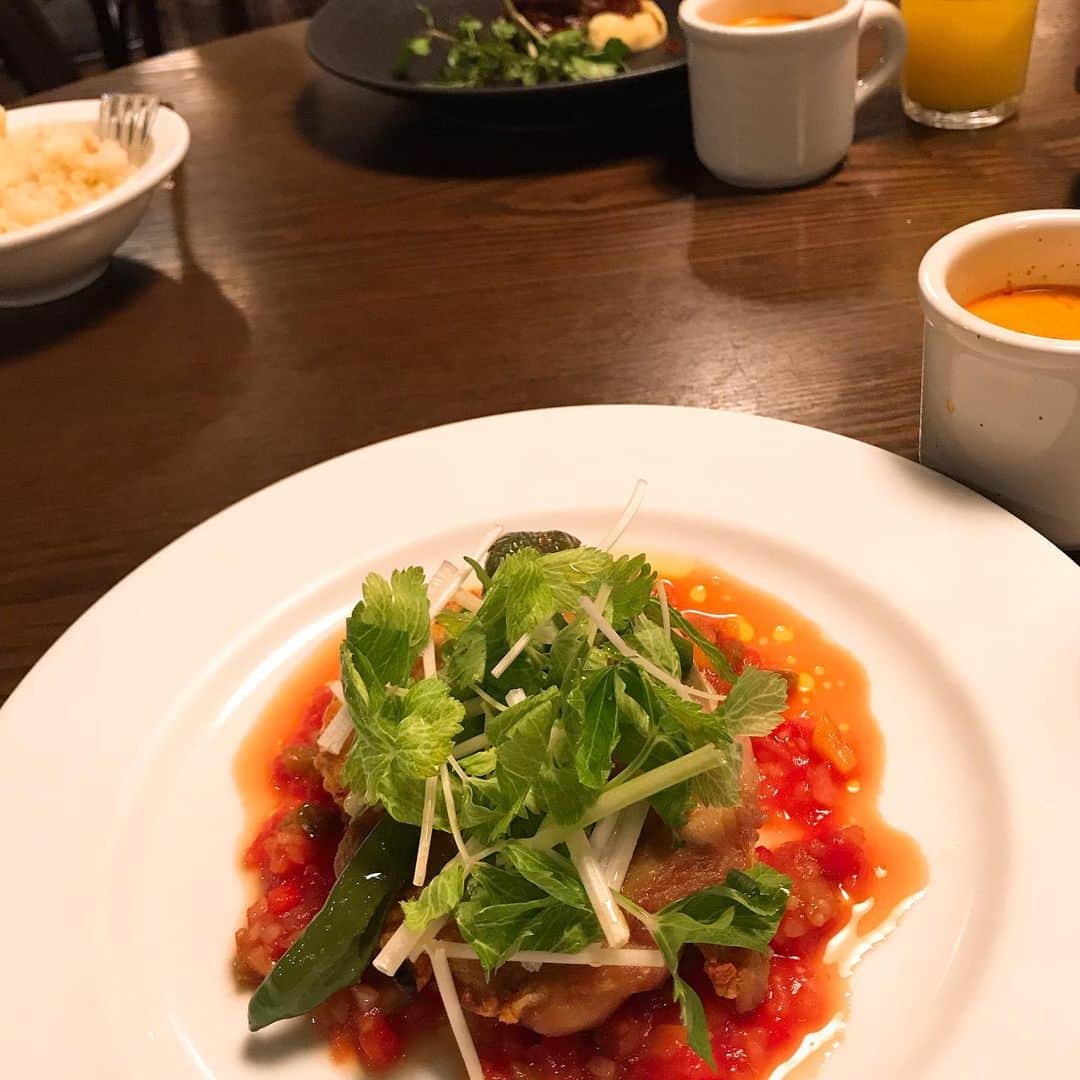 米倉れいなのインスタグラム：「, 麻酔の違和感＜美味しいご飯😋🍴✨ #恵比寿グルメ #恵比寿 #ランチ #鶏もも肉のロースト #海老のビスク」
