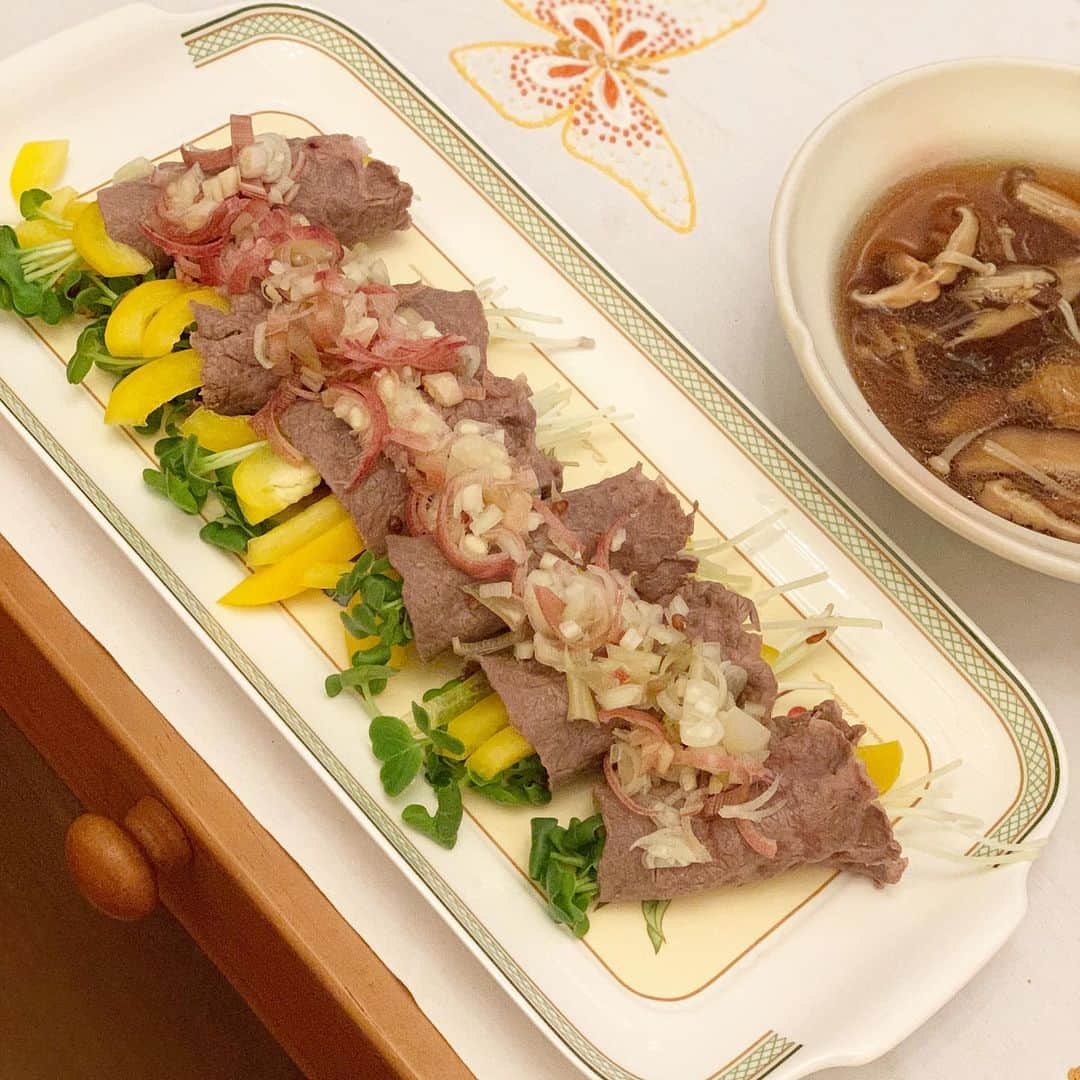 のインスタグラム：「※ Cooking 🍳 . 冷しゃぶ💛 . お野菜もたくさん食べれて 地味に切るお野菜も 巻き巻きするのも好き。笑 . パプリカ歌いながらパプリカを切ってあっという間に食べ終わっちゃった😋 . . #おうちごはん #冷しゃぶ #パプリカ #cooking」