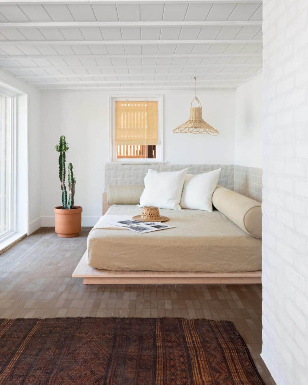 Design Milkさんのインスタグラム写真 - (Design MilkInstagram)「McKinley Bungalow is a minimalist #residence located in Montauk, New York, designed by @studiorobertmckinley. McKinley’s newest property expands upon the success of their first #bungalow’s shoppable stay concept, outfitted with furniture and objects hand-selected by the architect, all of which are available for purchase. \\\ designmilk.com \\\ photos by @selliottphoto」8月15日 0時42分 - designmilk