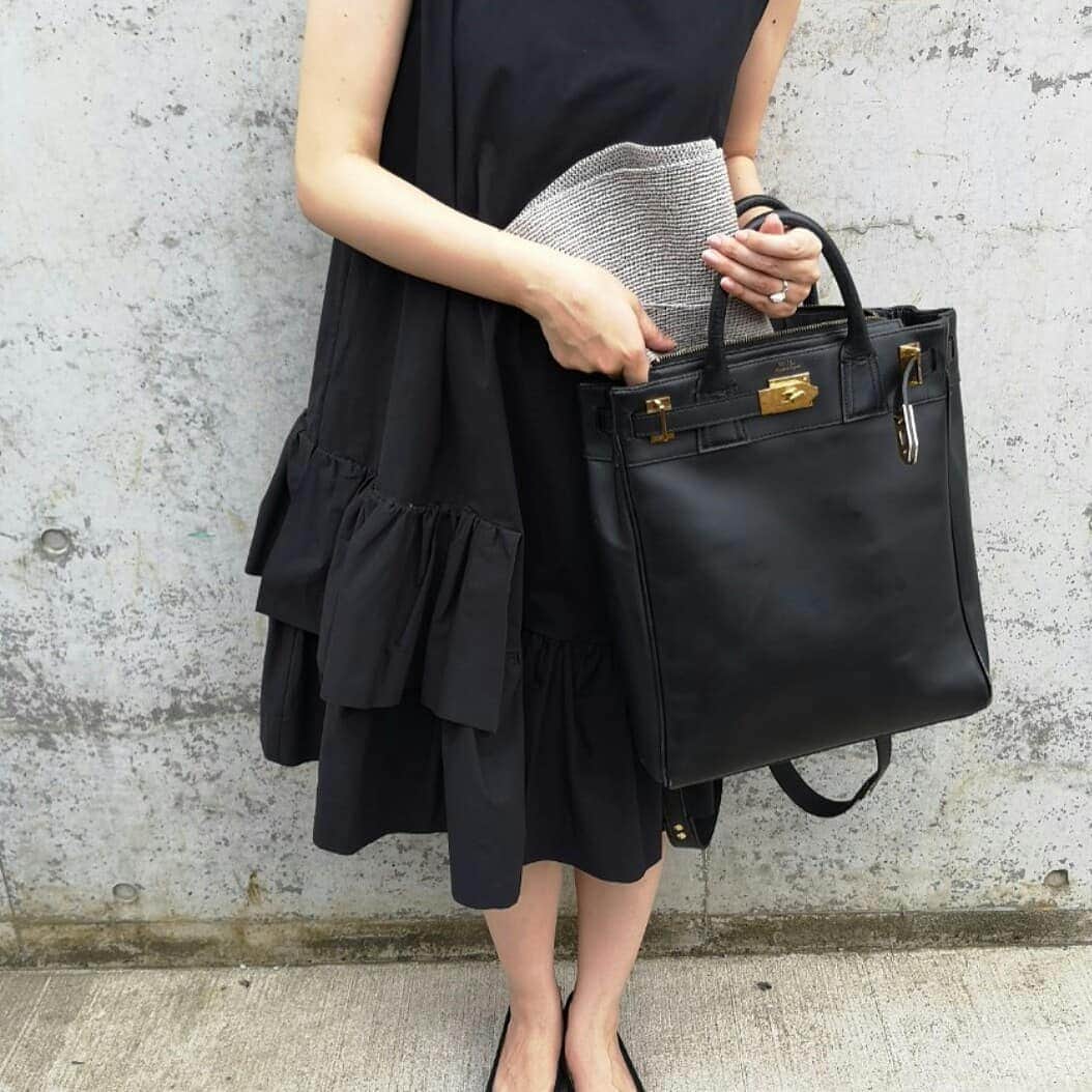 のインスタグラム：「. . ◯妊婦日記◯ . ✒来週末から産休&パパのこと . 仕事は、ぐしゃぐしゃに入れてもOKなハット×Cosワンピースばっかり。な写真📷 . お盆休みは、娘を保育園にお願いすることにしました💡 . 仕事がちょっと残っているのもあったけれど、私が入院中は夫しかいないのです。 . そう。パパ、初めてのワンオペ育児👶がんばれー . 育休数日取れるとのこと、まるっとお願いすることにしました。 . お盆休みを活用して保育園送迎&家事&育児シュミレーション。 . 今だにトイレ着いてくるほどママべったり娘だったのに、パパべったりにシフト。←びっくり . 娘がパパの好きなところをお話してくれたり、父娘にとってとても良い機会になったなと意外な発見でした☺✨ . 入院中心配だったけど、父娘で過ごす時間のほうが珍しいから思い出作りとして奮闘してほしいな。 . そして、お盆に保育園があるので妊婦検診を夫と一緒に。 . 娘を妊娠中は、二人でベビー日記つけたり検診行ったり母親学級いったりお腹に話しかけたりしていたのに、、 . 二人目は全くもって出来ていなかったので、改めて娘と同じ日記を買い息子へのメッセージをしたため、ベビーグッズを見て、お腹の息子時間を共有しました。 . 産休の２週間は保育園の先生たちに甘えておひとりさま時間に充てるつもりなのですが、 . 正直、息してるのも苦しいくらい悶えてるので、 . 来週過ぎたら、予定日関係なくいつでも産まれてくれ！って願ってます。 . #妊婦日記 #体重管理 #妊婦飯 #マタニティコーデ #妊娠10ヶ月 #臨月 #姉弟 #姉弟予定 #二児ママ #女の子ママ」