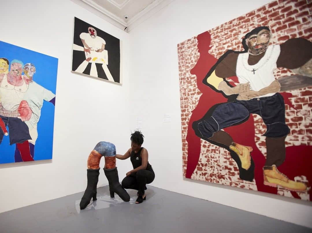ニューヨーク近代美術館さんのインスタグラム写真 - (ニューヨーク近代美術館Instagram)「“It’s part of black American culture to reuse things that would otherwise be discarded. That’s a big part of my art practice.” –#TschabalalaSelf … The real and imagined figures that populate Tschababala Self’s (@tschabalalaself) Harlem streetscapes in the exhibition “MOOD: @studiomuseum Artists in Residence 2018–19," currently on view at @MoMAPS1, pay homage to the neighborhood where the artist grew up. Her figures, made up of various parts, speak to the multiple bodies (and their traces) that make up a metropolis, creating a narrative tapestry of everyday acts through purchased, found, and inherited fabrics. #MoMAmagazine spoke with the artist about where she finds her materials and how she embeds textiles into large scale paintings. Read more: mo.ma/readself (link in bio) … Experience Self’s work for yourself at #UNIQLOFreeFridayNights from 4–8 p.m. ... Photo by Matthew Septimus」8月15日 0時52分 - themuseumofmodernart