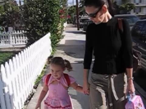 ケヴィン・スミスのインスタグラム：「16 years ago, @jenschwalbach and I took @harleyquinnsmith to her first day of Pre-K at @hollywood_schoolhouse. Cliche to say but I remember it like it was yesterday. But the kid turned 20 in June, so this all happened a whole junior-in-high-school ago. #KevinSmith #harleyquinnsmith #jenniferschwalbach #hollywoodschoolhouse」