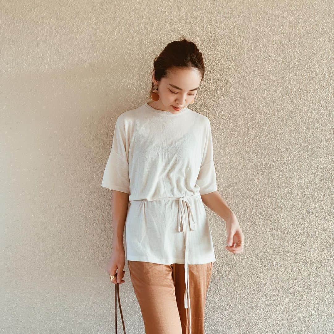 のインスタグラム：「色んな着方ができる、カシュクールTシャツ、半額になりました✔️✔️✔️ 秋も着ていただける優しいベージュのお色です🍂  @musee_misaki ちゃんのストーリーズハイライトに着方載ってるので是非見てみて下さい🤗 ・ @fromfirstmusee  @musee_umeda  @musee___kobe ・ ・ #fromfirstmusee #Musee #フロムファーストミュゼ#coordinate #hermes #ootd #outfit #fashion #mamafashion #ママコーデ #ママコーディネート」