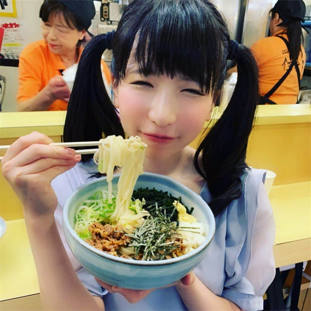 もえのあずきさんのインスタグラム写真 - (もえのあずきInstagram)「ライブ帰りに名古屋駅ホームのきしめん☺️ #きしめん#住よし#名古屋駅きしめん#駅きしめん#名古屋グルメ#ご当地うどん」8月15日 0時58分 - moeazukitty