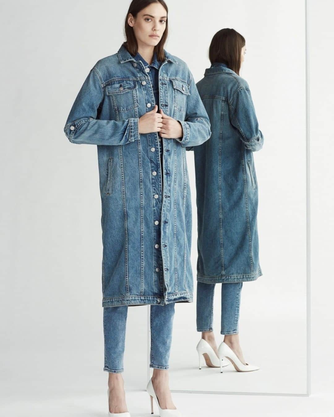 ハドソンのインスタグラム：「The only thing more important to us than denim? The people who wear it. To show love for 17 years of support, we’re giving away $200 gift cards to 3 loyal customers. For a chance to win, simply:⠀⠀⠀⠀⠀⠀⠀⠀⠀ ⠀⠀⠀⠀⠀⠀⠀⠀⠀ 1. Like this photo⠀⠀⠀⠀⠀⠀⠀⠀⠀ 2. Follow @hudsonjeans⠀⠀⠀⠀⠀⠀⠀⠀⠀ 3. Tag 2 friends, and have them follow @hudsonjeans too⠀⠀⠀⠀⠀⠀⠀⠀⠀ ⠀⠀⠀⠀⠀⠀⠀⠀⠀ Winners will be selected on Aug. 16, and announced via IG stories. US applicants only. #HudsonJeans」