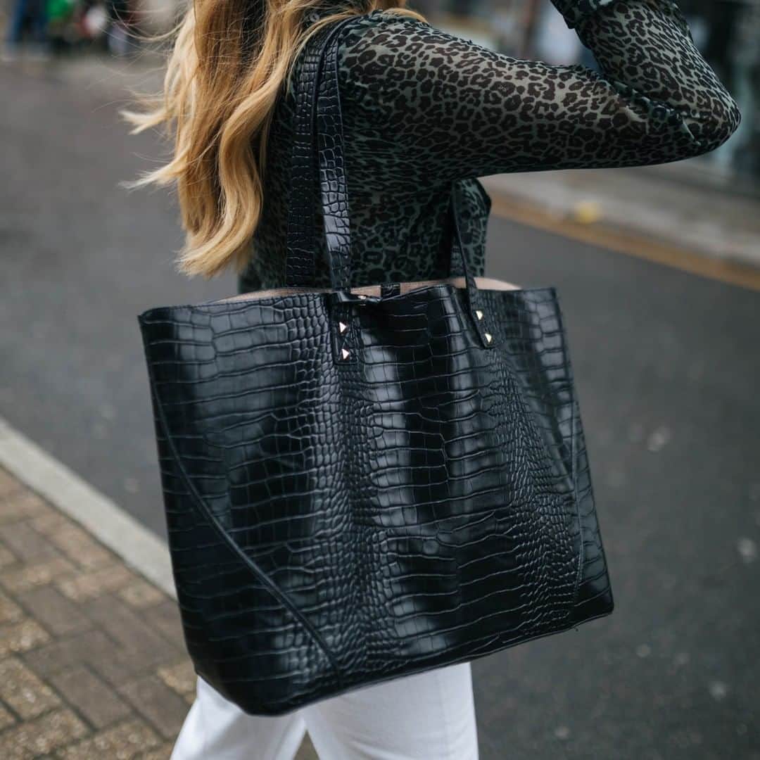 アクセサライズのインスタグラム：「Created in premium faux leather with a croc effect, our tote bag is your perfect choice for everyday styling. This oversized silhouette holds a 15” laptop among your essentials and features a spring clasp to secure.  Get your hands on this must-have now with 30% OFF! 🔍 Bag: 7906020300 📷 @bibi_bagnall Tap the link in the bio to shop now.  #Accessorize #Accessorizer」