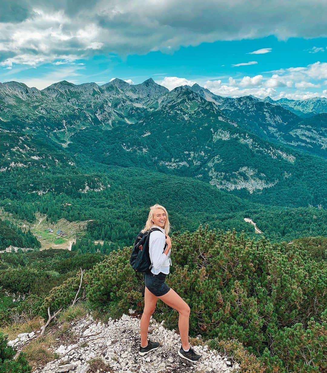 Zanna Van Dijkさんのインスタグラム写真 - (Zanna Van DijkInstagram)「Slovenia, I’m so happy to be back in your beautiful mountains! 🇸🇮😍 There’s very few places that I return to so soon, but this country took a little piece of my heart last year! I wanted to bring my parents and show them all my favourite spots 🥰 I’m ridiculously excited to have a proper family holiday for the first time in years! We are kick starting with 3 days in Slovenia and then heading off on a two week road trip through Croatia and Montenegro 🇲🇪🇭🇷 Please do let me know if you have any recommendations in the comments below! 🥰 I’m sharing our adventures on my stories so come watch what we get up to! 🌎💙 #ifeelslovenia @feelslovenia #beautifulslovenia #slovenia #sloveniatravel #exploremore #mountaingirl #thegreatoutdoors #girloutdoors #getoutside #julianalps #mountainscape」8月15日 1時05分 - zannavandijk