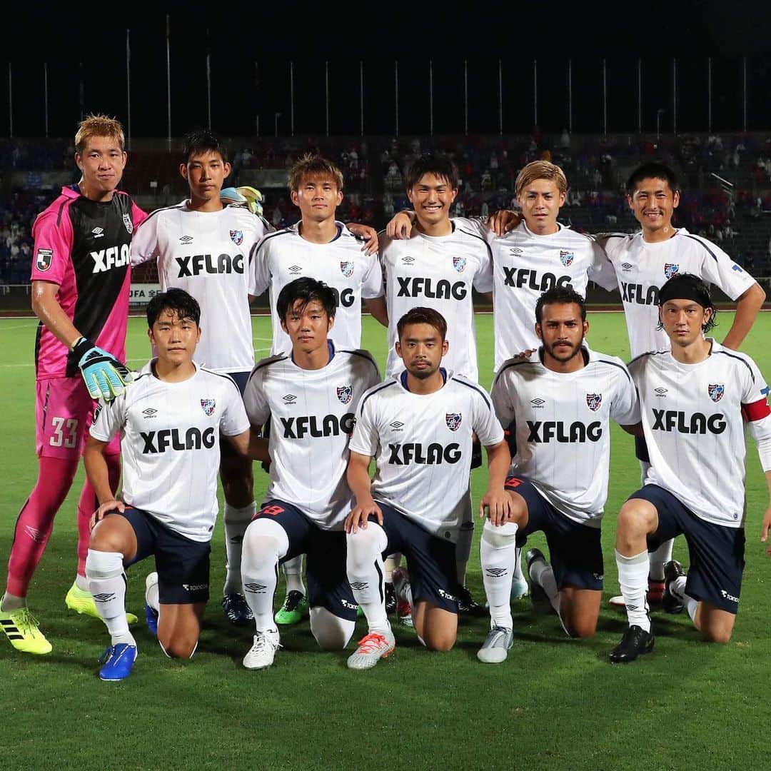 林彰洋のインスタグラム：「天皇杯  自分が現役でいる間にあと何度この大会を戦うことができるのだろう。とふと思った。 それがこんな不甲斐ない戦い方が最後になるかもしれないのに、最高の危機感を持って臨むことができたのだろうか？と 決して軽い気持ちで挑んだつもりはない。 けれどもこんな寂しい気持ちでこの大会を去ることになった。  自分自身に思う。 この試合で何か残せた？ このチームを今日この試合で離れることになっても後悔を残さずにいられる？ チームで何か成し遂げることができた？  そんな考えでモヤモヤしました。  だからこそそんなに簡単にＪリーグも優勝できないし、どの試合もひたむきさと謙虚な姿勢で臨まないと足元すくわれる  そんな気持ちを拾えた最悪な1試合にするしかないと感じました。  雨の中でサポーターの後押しありがとうございました。 次切り替えて頑張ります。 夜分に長文失礼しました。 #fctokyo」