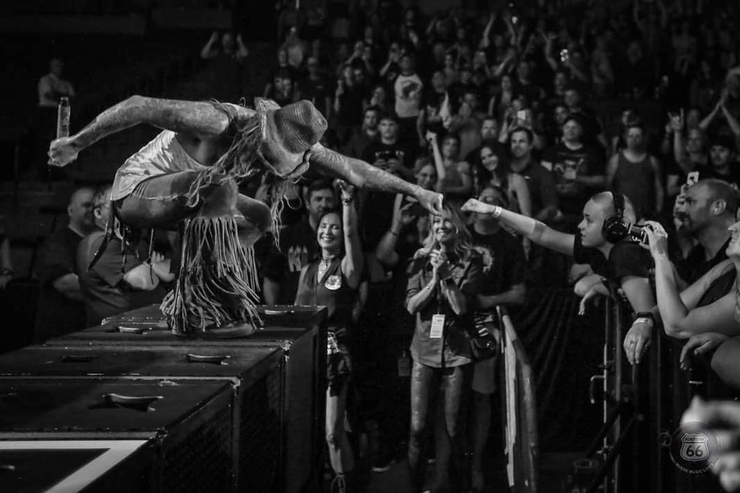 ロブ・ゾンビさんのインスタグラム写真 - (ロブ・ゾンビInstagram)「So long Grand Rapids ! We head back to Canada 🇨🇦. Tonight in London , Ontario ! #robzombie #ohcanada🇨🇦 #robfennphotography」8月15日 1時06分 - robzombieofficial