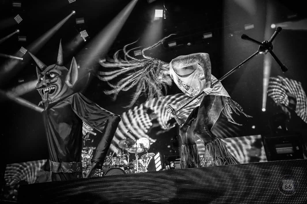 ロブ・ゾンビのインスタグラム：「So long Grand Rapids ! We head back to Canada 🇨🇦. Tonight in London , Ontario ! #robzombie #ohcanada🇨🇦 #robfennphotography」
