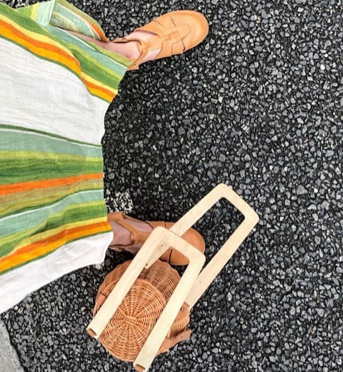 ロサモサさんのインスタグラム写真 - (ロサモサInstagram)「rosa mosa closed Shake sandals and Basket Ball with wood handles perfectly styled ~ thanks to @uuu_co ~ #summersun #sandals #blockstripes #color #basketbag #basket #artisanal #woodwork #rosamosa #vienna #style #tokyo #japan」8月15日 1時20分 - rosamosavienna