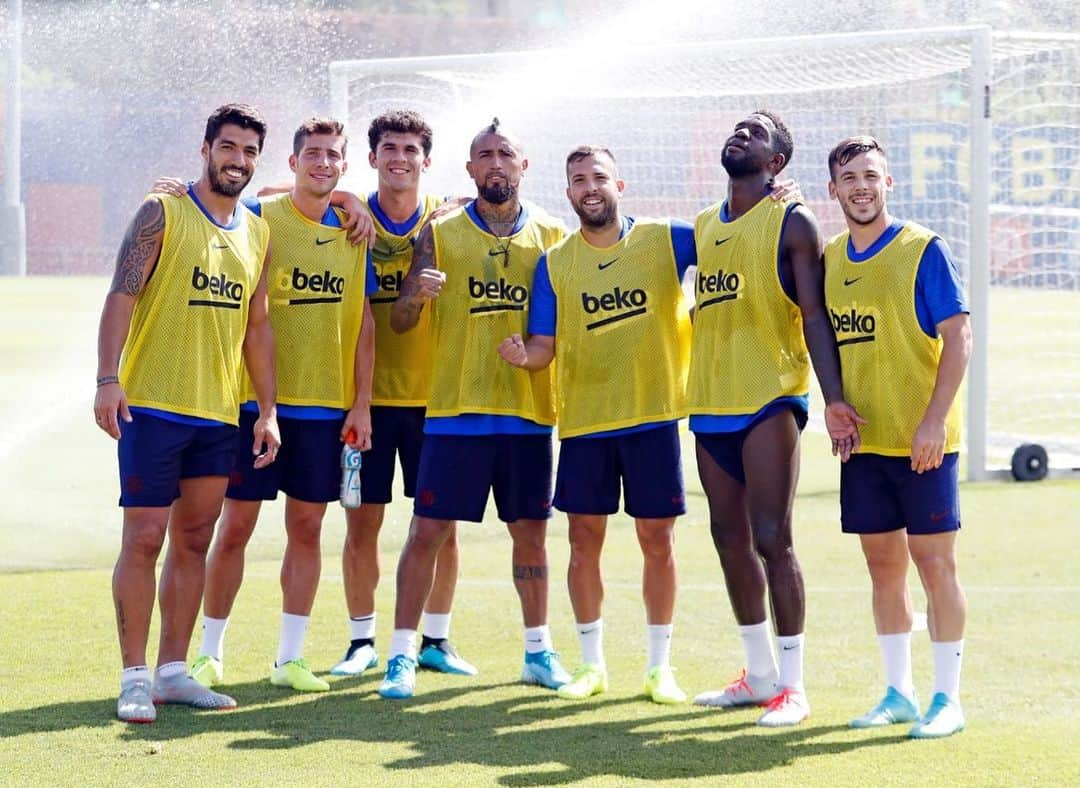 アルトゥーロ・ビダルさんのインスタグラム写真 - (アルトゥーロ・ビダルInstagram)「Equipo ganador del hoy!!💪🏽💪🏽🔵🔴 @jordialbaoficial @luissuarez9 @samumtiti @carlesalenya @sergiroberto @carlesperez7 😉👏🏼👏🏼」8月15日 1時19分 - kingarturo23oficial