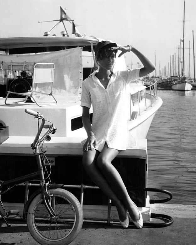 Vogue Parisさんのインスタグラム写真 - (Vogue ParisInstagram)「Icon of the Sixties, Françoise Hardy enjoys the summer sun in Cannes wearing a white shirt as a dress and hair tucked up into her cap, picture perfect in 1967 #FrancoiseHardy」8月15日 1時19分 - voguefrance
