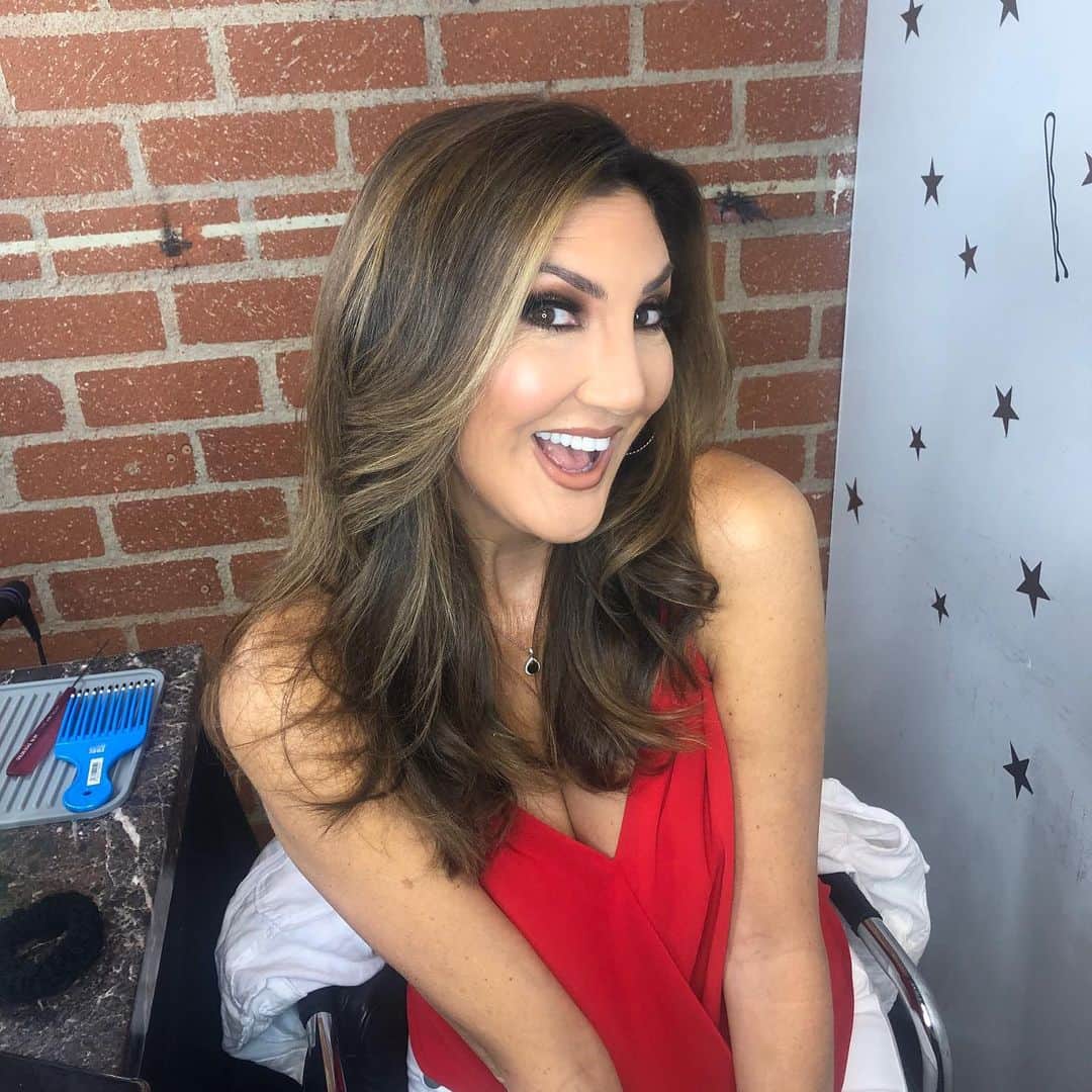 ヘザー・マクドナルドのインスタグラム：「On @dishnation it will air tomorrow @glambynatalie & hair by @cindyprostylist. Is this look perfect or not for my #standupspecial I’m filming this weekend @irvineimprov link in bio if you want to see these lashes live!」