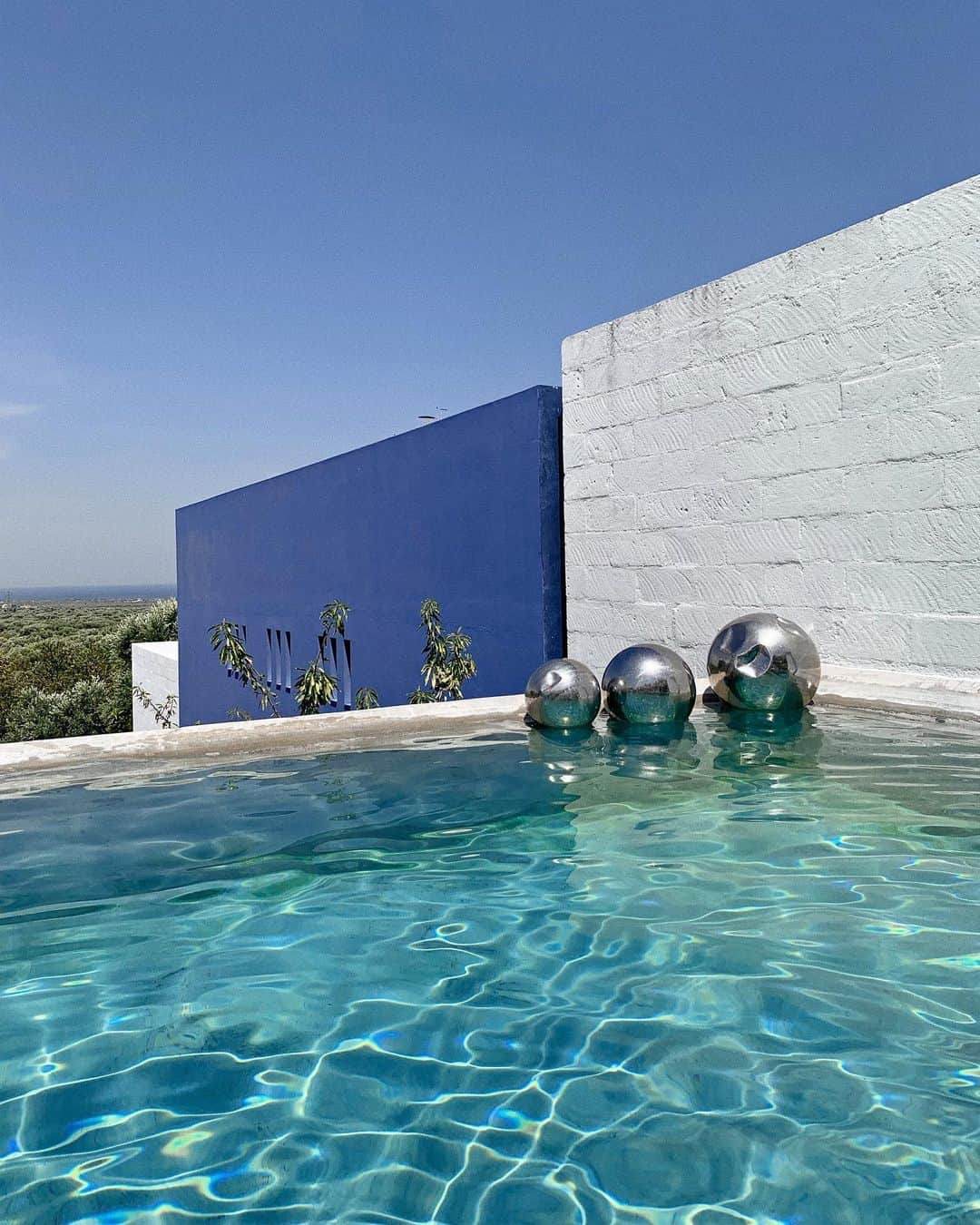 のインスタグラム：「⚪️🌵⚪️🌵⚪️🌵 #puglia #ostuni #italy #summer #europe #blue」