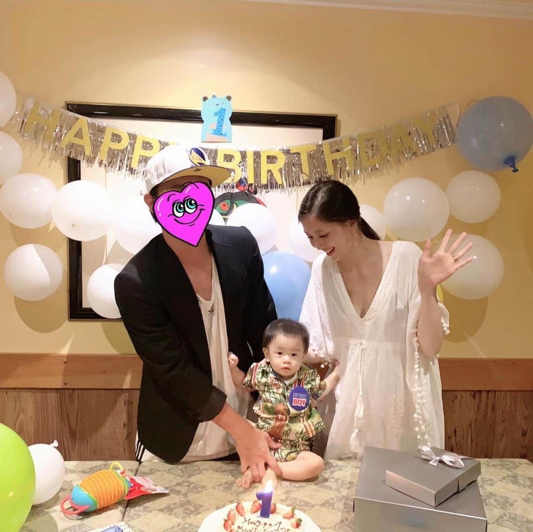 渡香奈さんのインスタグラム写真 - (渡香奈Instagram)「ハワイで1歳の誕生日を迎えました👶🏻🎂子供の成長は嬉しいけどちょっと寂しい、、けど間違いなく幸せ😌💫 私達の大好きなヨンちゃんファミリーがこんな素敵なパーティーを開いてくれて、オトの人生は愛に溢れています💝優しすぎるヨンちゃん本当に本当にありがとう✨小さく産んでしまったので心配したけれど元気に育ってくれてありがとう💐ユイトとオトがいてくれる毎日はギフトとしか言いようがありません🥰🎁 #firstbirthday #happybirthday #1y #1歳バースデー #hawaii #ハワイ #birthdayboy #babyboy #gift #宝物 #love #cafemiro #バースデーパーティー #baby #アロハシャツ #aloha」8月15日 1時40分 - kanarina1261