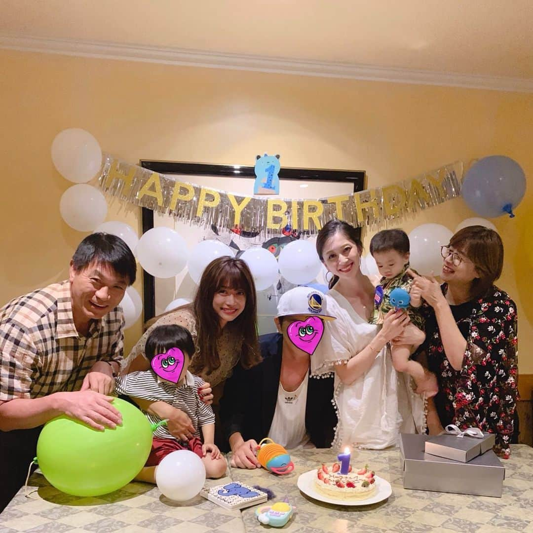 渡香奈さんのインスタグラム写真 - (渡香奈Instagram)「ハワイで1歳の誕生日を迎えました👶🏻🎂子供の成長は嬉しいけどちょっと寂しい、、けど間違いなく幸せ😌💫 私達の大好きなヨンちゃんファミリーがこんな素敵なパーティーを開いてくれて、オトの人生は愛に溢れています💝優しすぎるヨンちゃん本当に本当にありがとう✨小さく産んでしまったので心配したけれど元気に育ってくれてありがとう💐ユイトとオトがいてくれる毎日はギフトとしか言いようがありません🥰🎁 #firstbirthday #happybirthday #1y #1歳バースデー #hawaii #ハワイ #birthdayboy #babyboy #gift #宝物 #love #cafemiro #バースデーパーティー #baby #アロハシャツ #aloha」8月15日 1時40分 - kanarina1261