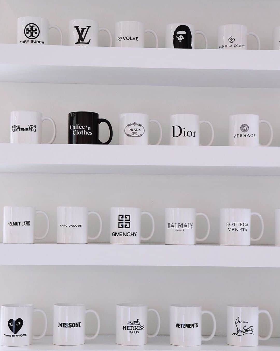 ELLE Magazineさんのインスタグラム写真 - (ELLE MagazineInstagram)「Coffee break! Which mug are you choosing? ☕ #regram @micaela」8月15日 1時53分 - elleusa