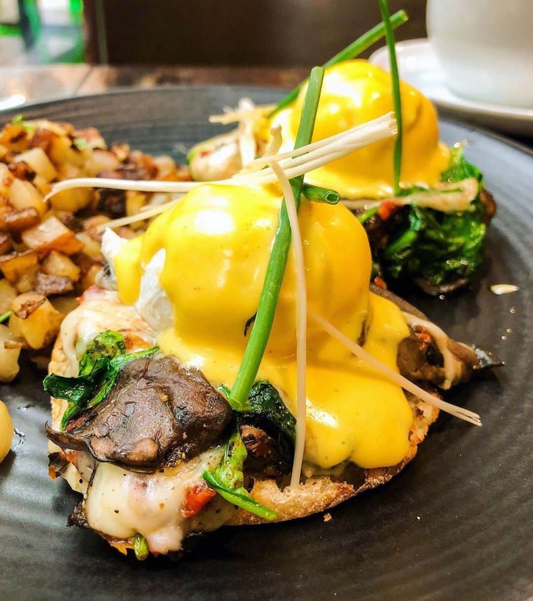 Eater LAさんのインスタグラム写真 - (Eater LAInstagram)「Eggs benedict from @blujamcafe with grilled mushrooms, spinach, and cheese. 📸: @gennysgrubclub. Hashtag #eaterla on your best photos for a chance to be featured.」8月15日 1時59分 - eater_la