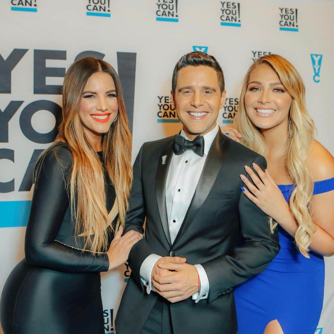 Gaby Espinoさんのインスタグラム写真 - (Gaby EspinoInstagram)「Me inspiran!!! @alejandrochaban y @milynette 🥰 En el #YesYouCanSpectacular 2019 @yesyoucan 🙏🏻 Cambiando al mundo, una persona a la vez, un día a la vez... Stylist : @karlabstyle Mi 👗 @karinagarciaoficial  @kgkarinagarcia  Makeup & Hair @jesushichan」8月15日 2時00分 - gabyespino