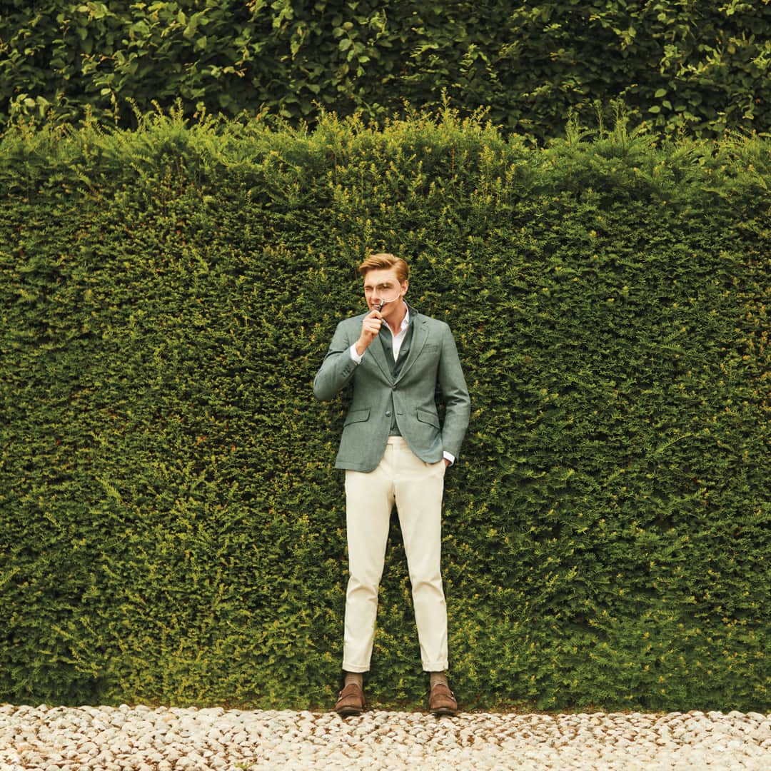 ハケットのインスタグラム：「Looking for the perfect Summer evening outfit? An ever-stylish blazer and a relaxed-yet-smart pair of chinos are sure to do the trick. Take inspiration at the link in bio. #Hackett #SummerOutfit」