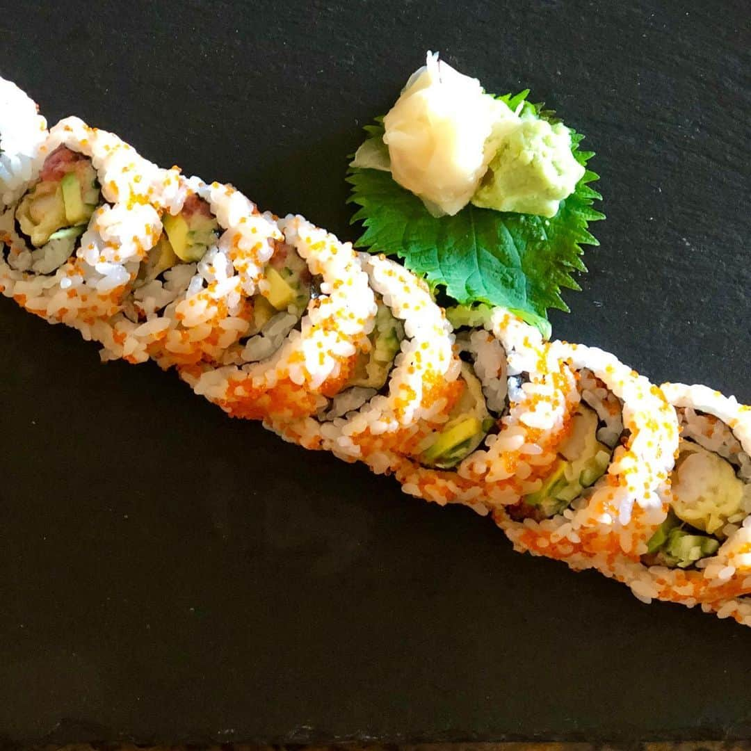 Trump Waikikiさんのインスタグラム写真 - (Trump WaikikiInstagram)「Enjoy sushi and sake at Wai‘olu Ocean Cuisine where we also have a new seafood dinner menu available. For dining reservations, please call 808.683.7456.  4-hour complimentary valet parking. #trumpwaikiki #seafoodrestaurantwaikiki #seafoodrestauranthonolulu #seafood #sushi #sushibarwaikiki #sushibarhonolulu #happyhour #lethawaiihappen  ワイオル・オーシャン・キュイジーヌでお鮨と日本酒はいかがですか？　ワイオルにはこのほか、オイスター、コナ産あわびなど新鮮なシーフードメニューが豊富に揃っています。ディナーのご予約は808.683.7456まで。 #ワイオルオーシャンキュイジーヌ #トランプワイキキ #シーフード #鮨 #日本酒」8月15日 2時05分 - trumpwaikiki