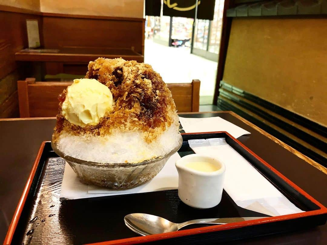 山本浩未さんのインスタグラム写真 - (山本浩未Instagram)「昔ながらのも好き🍧 黒蜜きな粉にアイスクリームとミルクを追加😋」8月15日 2時09分 - hiromicoy