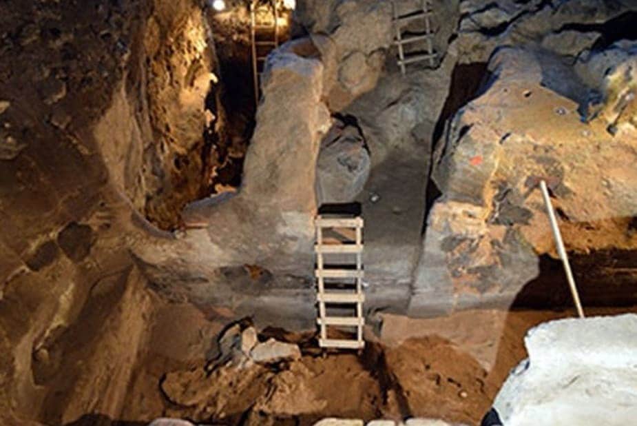 マヌー・ベネットさんのインスタグラム写真 - (マヌー・ベネットInstagram)「Carbon dating done in a cave near Meteora in Greece date human inhabitance back 23, 000 years.  https://www.greecehighdefinition.com/blog/2019/3/10/oldest-man-made-structure-built-wall-found-in-greece-23000-years-old」8月15日 2時10分 - manubennett