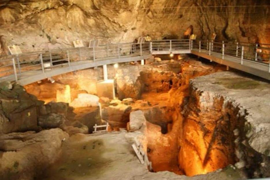 マヌー・ベネットさんのインスタグラム写真 - (マヌー・ベネットInstagram)「Carbon dating done in a cave near Meteora in Greece date human inhabitance back 23, 000 years.  https://www.greecehighdefinition.com/blog/2019/3/10/oldest-man-made-structure-built-wall-found-in-greece-23000-years-old」8月15日 2時10分 - manubennett