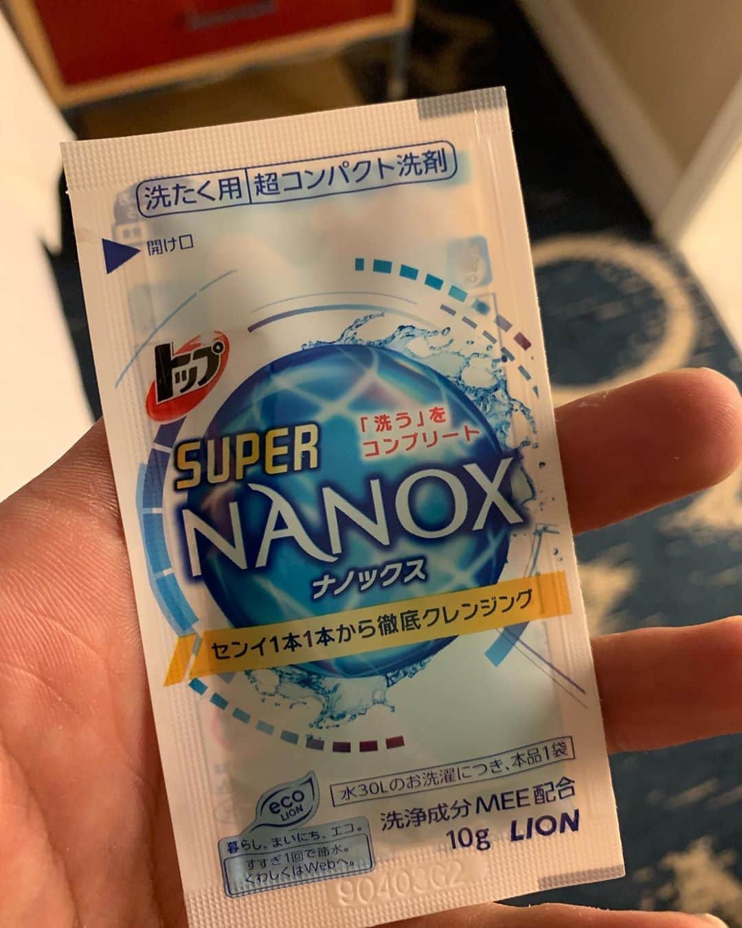 のインスタグラム：「今まで遠征先での洗濯物に困っていました。 クリーニングは高いし、わざわざ持ってったり来てもらうにしても人と絡まなきゃいけないのがしんどかったりするので。 そして改善策を見つけました。 そう、自分で洗う！笑 簡単やし、なんか干したりするの楽しい笑 特に下着や靴下にクリーニングは勿体無さすぎますよね^^; みなさん何か携帯用洗剤でいいの知りませんか？ ちなみにこのNANOXは匂いがかなりいいです^_^ (ステマではありません。自分で購入しました。)」