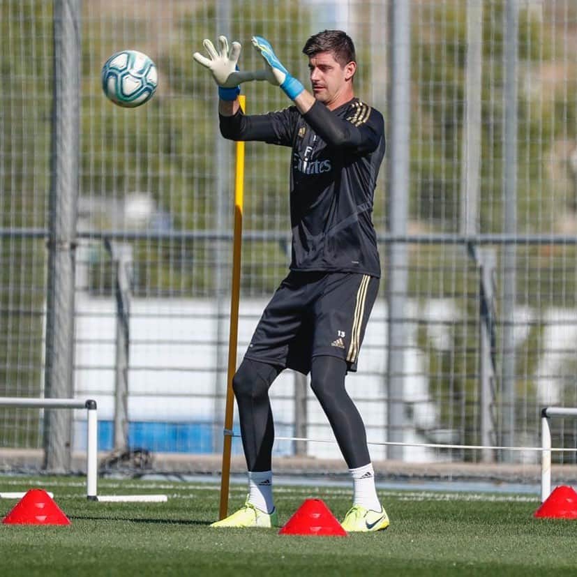 ティボ・クルトゥワのインスタグラム：「Seguimos preparando el primer partido de la liga! #HalaMadrid」