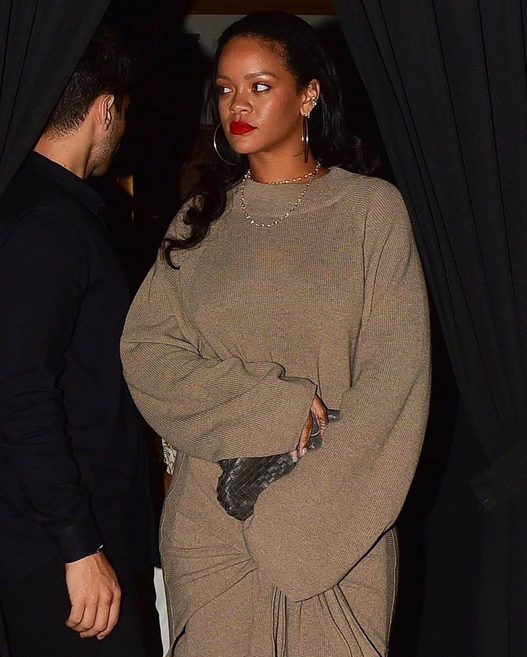 Just Jaredさんのインスタグラム写真 - (Just JaredInstagram)「@badgalriri looks so chic while meeting up with her mom for dinner! #Rihanna Photos: Backgrid」8月15日 2時19分 - justjared