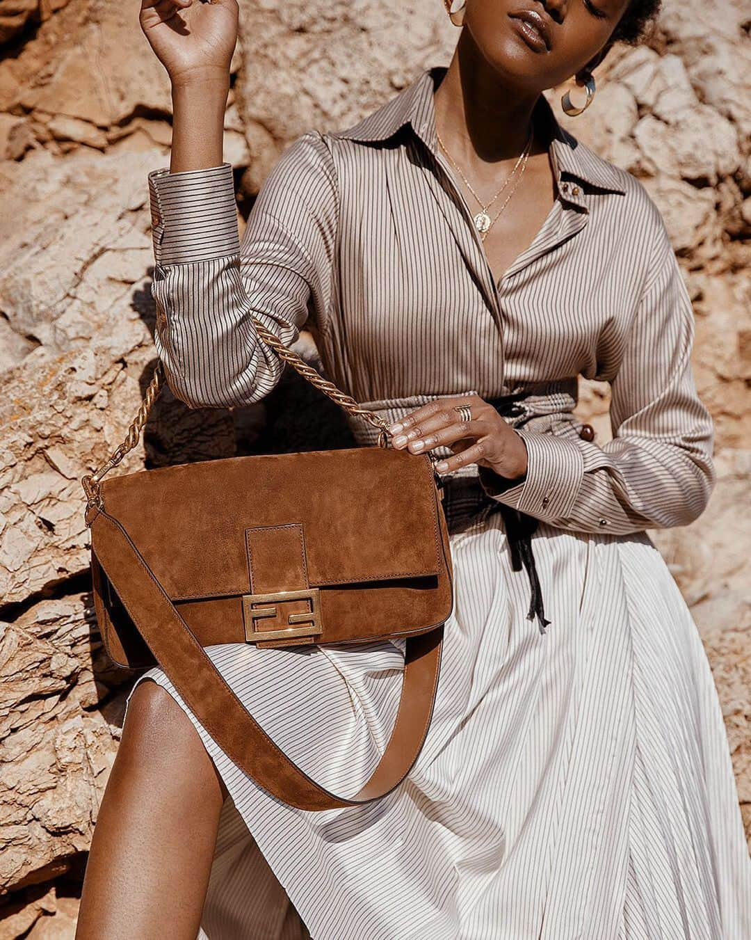 Harrodsさんのインスタグラム写真 - (HarrodsInstagram)「Crafted in chocolate brown suede, the iconic @fendi Baguette bag looks good enough to eat. #Harrods #HarrodsFashion  Photographer: @rokasdarulis  Styling: @elizabethrey_」8月15日 2時19分 - harrods