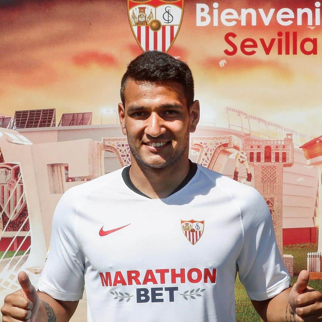 LFPさんのインスタグラム写真 - (LFPInstagram)「Rony Lopes is unveiled as a new @sevillafc player! ❤️ • #Sevilla #Lopes #Signing #LaLiga #LaLigaSantander」8月15日 2時22分 - laliga