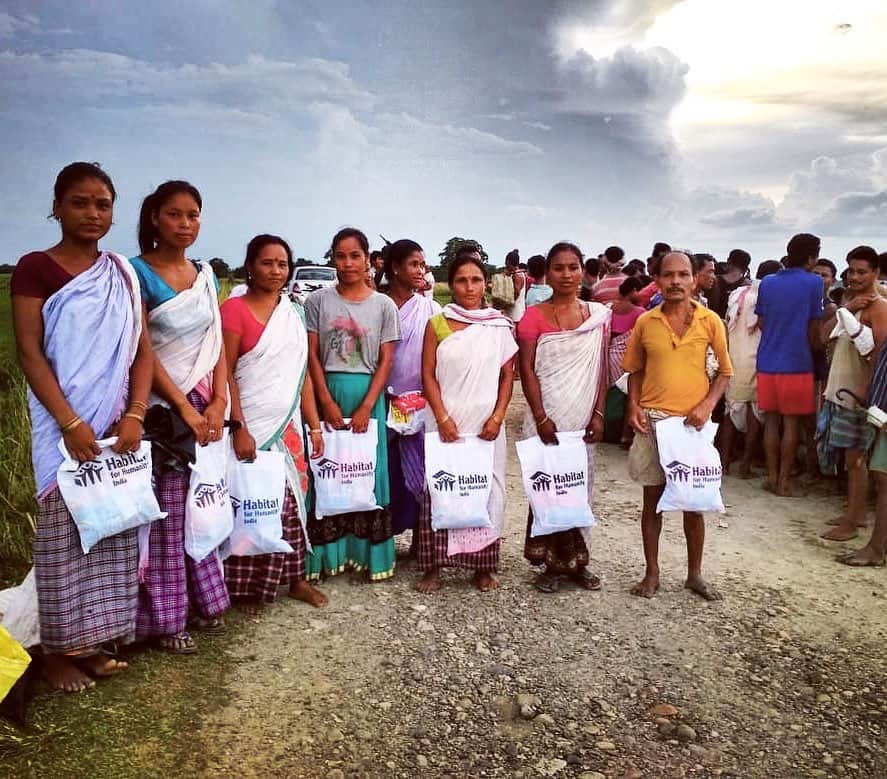 Jacqueline Fernandezさんのインスタグラム写真 - (Jacqueline FernandezInstagram)「400 individuals from Gopal Jarani and Dath Kola villages, Assam received @habitat_india Kits this week! Many families crossed overflowing rivers, took boats and walked through flooded plains to receive these essential items.  Habitat India is also working in the states of Assam, Bihar, Mizoram and Kerala where their disaster response is in full swing!  Will you support more flood affected families who need to stand strong?  Donate through the link in my profile.  #HelpUsHelpThem #AssamFloods #BiharFloods #MizoramFloods #KeralaFloods」8月15日 2時26分 - jacquelienefernandez