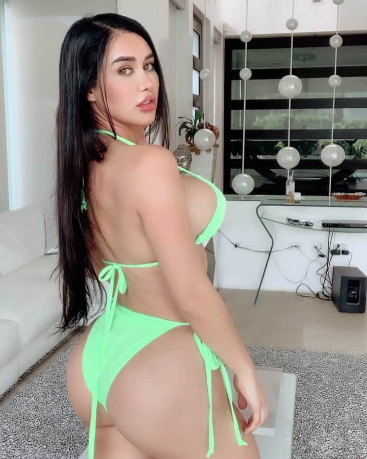 Joselyn Canoのインスタグラム：「Just living my best life 🙃」