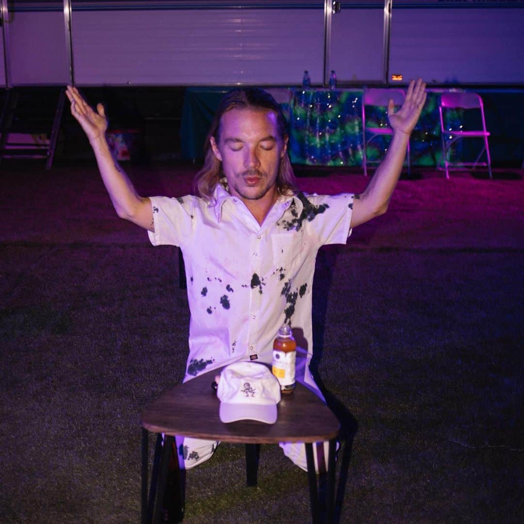 メジャー・レーザーのインスタグラム：「blessing and sanctifying this kombucha to all those who drink it」