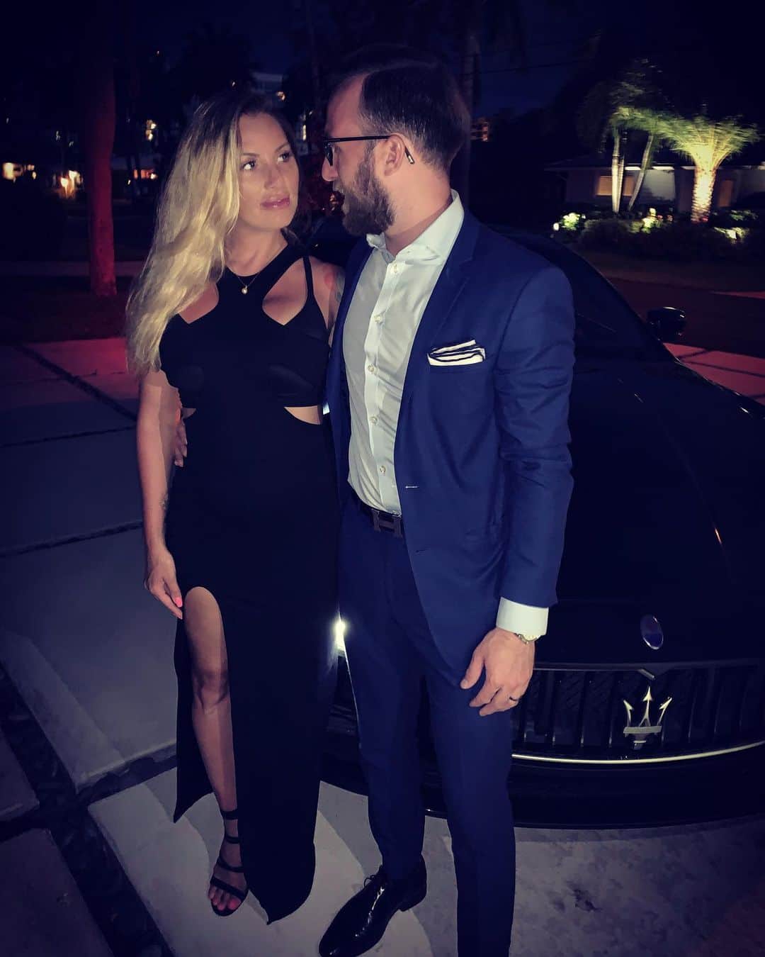 ティーガン・プレスリーのインスタグラム：「💙💍🌹 @43_oak 💙💍🌹 • • • • #wonderingwednesday • •What are some of your favorite date nights? • • Ours is either getting dressed up and going out to dinner, cuddling on the couch watching movies or going to the arcade to battle each other at the basketball machine. 💙  #teaganpresley #wifey #hubby #suit #heels #married #suited #love #blonde #bestdressed #inlove #hotmiamistyles #preggo #momanddad」