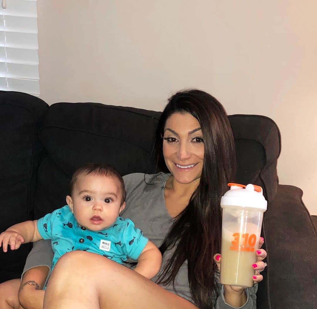 ディーナ・ニコール・コルテーゼのインスタグラム：「With my #310shake and my right hand little man! Summer is coming to a close but you can make healthy choices year round! @310nutrition helps keep me accountable. It’s the best meal replacement that help you lose weight and get the nutrients you need! They’ve got something for everyone! It’s plant-based, 90 calories, gluten, dairy and nut free! Check out their amazing deals and use “DIVING310” for FREE shipping at checkout! #310ad #weightlossdiet #mealreplacement #motivation」