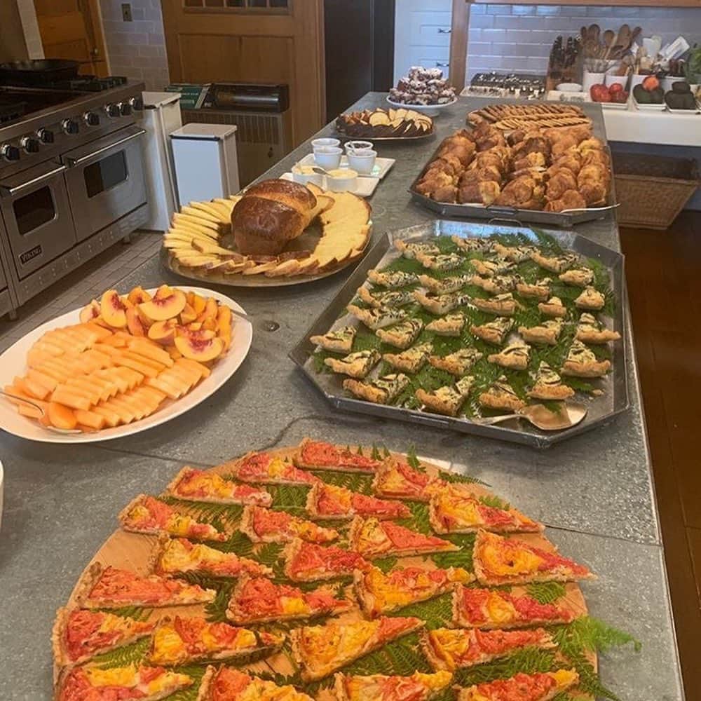 マーサ・スチュワートさんのインスタグラム写真 - (マーサ・スチュワートInstagram)「Ever dreamed of having brunch at Martha’s? Here’s a peek at what it’s like when @marthastewart48 hosts at her Skylands home in Maine: fluffy, golden brown brioche (these “babies” are from @republiquela’s cookbook), mushroom quiches (three to feed a crowd!) baked by chef + food stylist @moll_doll23, who used Martha’s classic patee brisee, and dozens of freshly baked popovers filled with creamed spinach, poached egg and hollandaise. Swipe though the gallery to see the menu come together, and visit the link in bio for the recipes! 👆🏼📷: @moll_doll23」8月15日 2時33分 - marthastewart