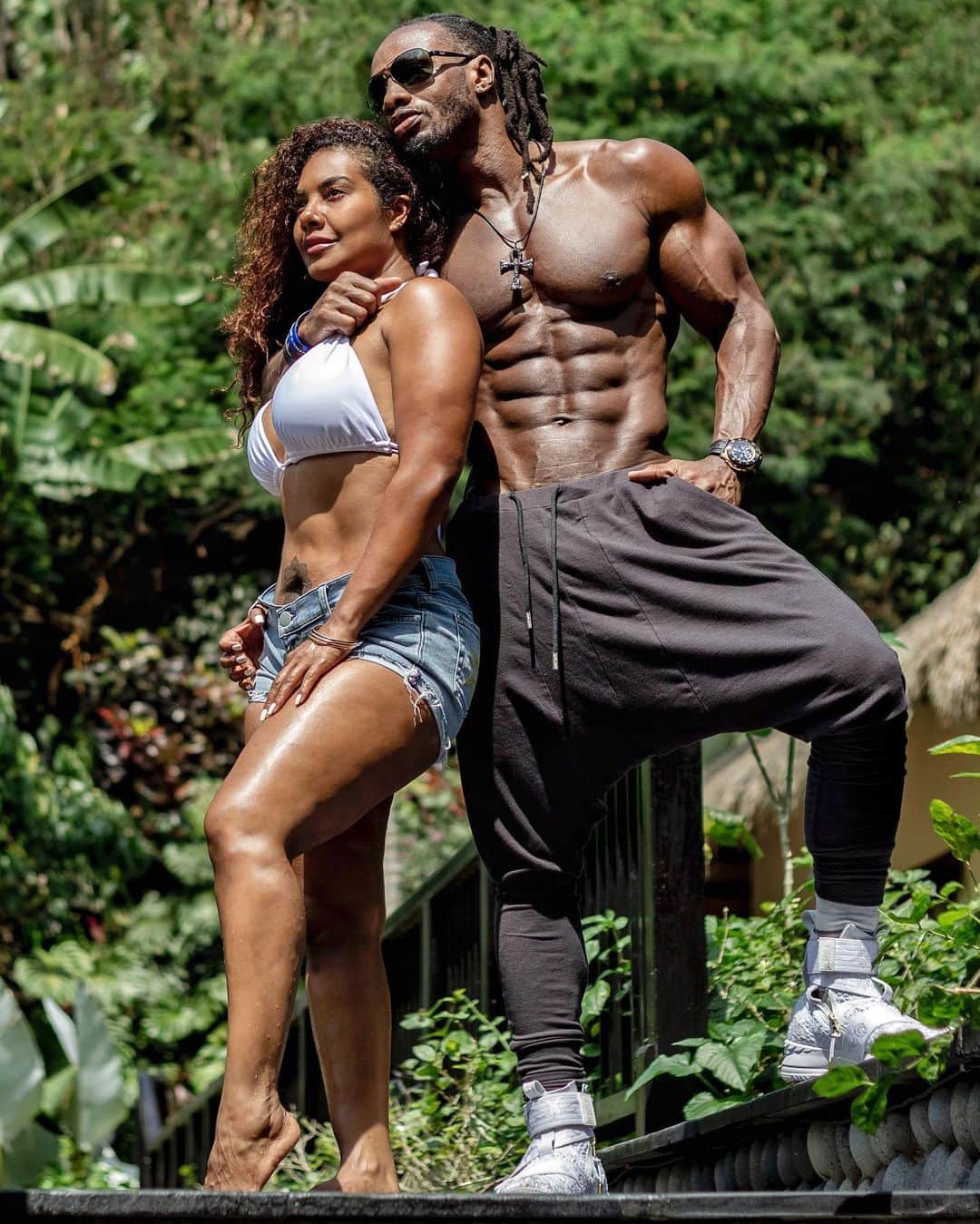Ulissesworldさんのインスタグラム写真 - (UlissesworldInstagram)「Side by Side, Never Behind @sharah_ulisses 🖤 #bali #wcw #wce _ #ulissesworld #family #holiday #vacation #sharah_ulisses #fitness #fit」8月15日 2時47分 - ulissesworld