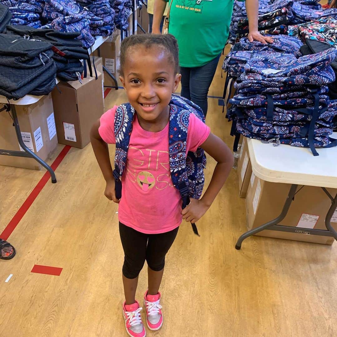 ジェニファー・ハドソンのインスタグラム：「This is a group effort . And here at Jhud productions . We give credit where credit is due . A special thanks @blessingsinabackpack and @verabradley for the 5,000+ backpacks they donated. We truly appreciate you .」