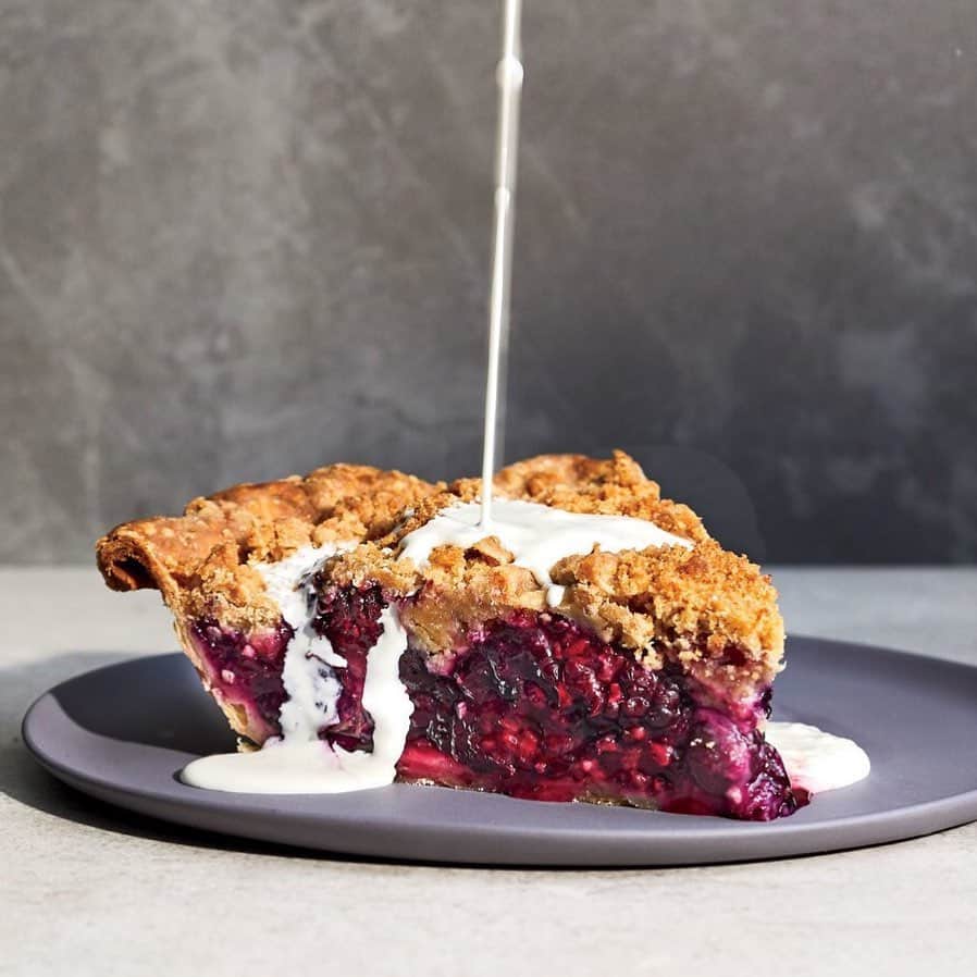 Food & Wineさんのインスタグラム写真 - (Food & WineInstagram)「Starting to think about what to serve this Labor Day? This easy pie is top of our list—it combines a juicy blackberry and huckleberry filling with a sweet, crumbly brown-butter topping—a real winner in our books. Recipe link in our bio. 📷 @protazio」8月15日 2時40分 - foodandwine